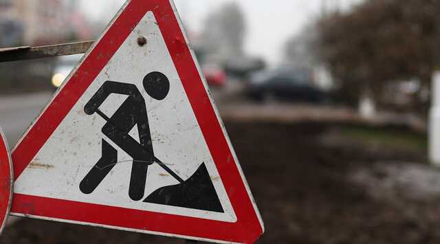 В Киеве на Оболони пешеходная дорожка "ушла" под землю