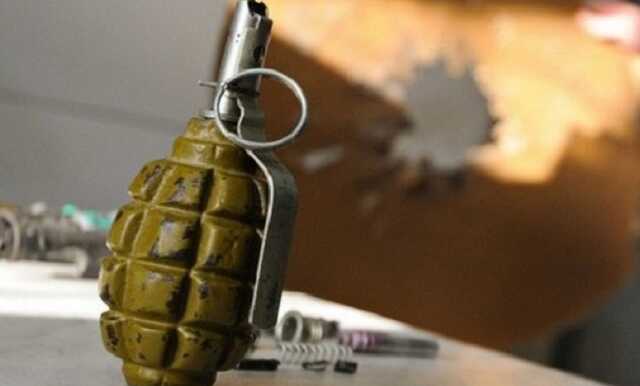 На Донеччині жінку підірвали гранатою, ще двоє — поранені