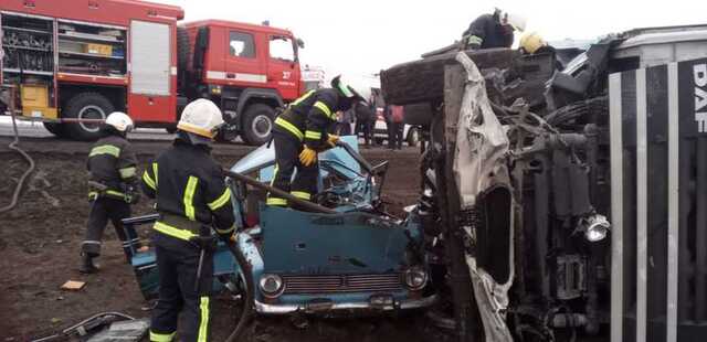 Грузовик раздавил легковушку: в ДТП в Днепропетровской области погибли люди