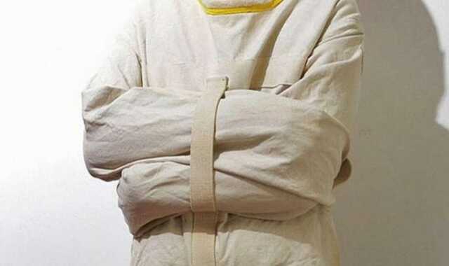 В Днепре мужчина бегал по магазину с ножом: его увезли в психбольницу