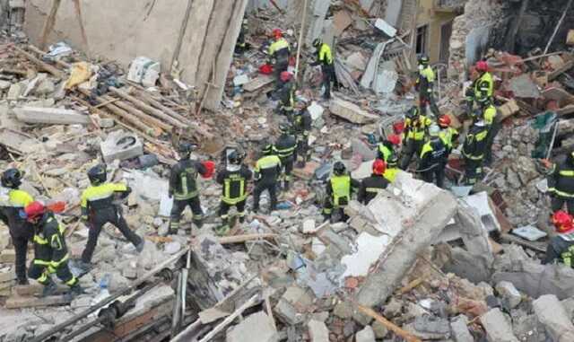 Спасатели разбирают завалы руками: названы возможные причины взрыва и обрушения домов в Италии