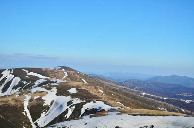 Украинские контрабандисты переходят через 2-километровую гору, чтобы переправить сигареты в Румынию