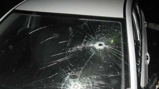 Приревновал к своей девушке: под Киевом мужчина "разгромил" битой авто соперника