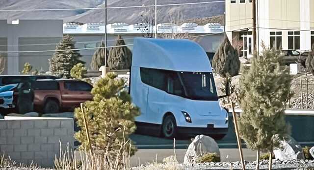 Началось серийное производство электрогрузовика Tesla Semi