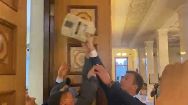 Перебросил через охрану: нардеп пронес в Раду кассовый аппарат