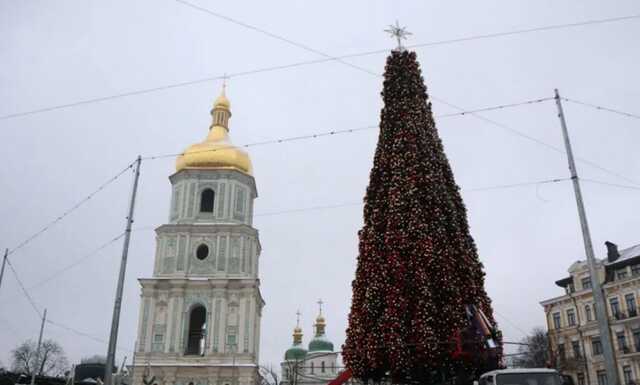В Киеве на Софийской площади украсили главную новогоднюю елку Украины