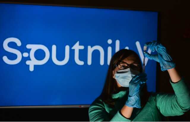 «Омикрон» смог заразить привитых «Спутником» россиян