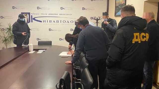 В Киевавтодор наведались с обысками из-за миллионных растрат на ремонте Южного моста
