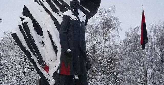 В Тернополе неизвестный облил краской памятник Степану Бандере