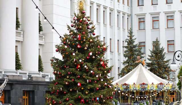 В Киеве зажгли огни новогодней елки возле Офиса президента