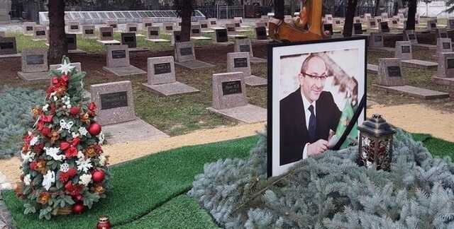 Годовщина смерти Кернеса: на могиле экс-мэра Харькова установили праздничную елку