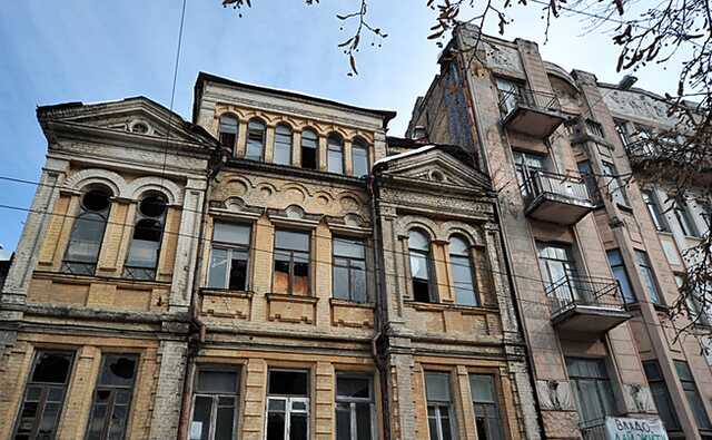 В Киеве вблизи усадьба Мурашко образовался огромный провал