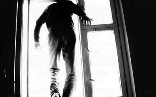 На Волыни полицейские спасли мужчину, который пытался выброситься из окна многоэтажки