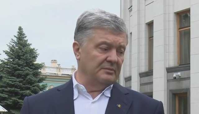 "Поехали, твою мать!": Порошенко скрылся от следователей, пытавшихся вручить ему повестку