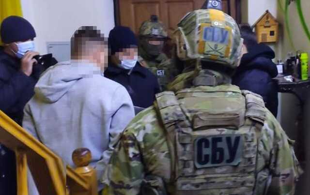 Вымогали деньги и пытали людей: на Прикарпатье задержали банду