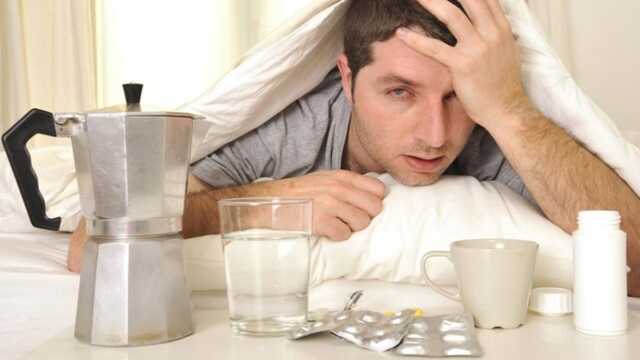 Как отличить похмелье от штамма Омикрон после новогоднего застолья: совет врача