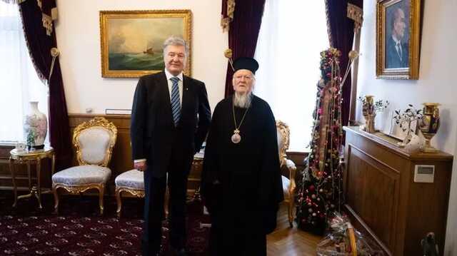 После бегства от ГБР Порошенко обнаружился в Стамбуле у Варфоломея