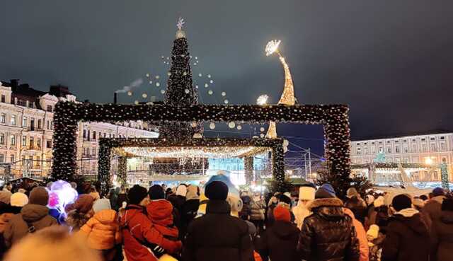 В Киеве на Софийской площади зажгли главную елку страны
