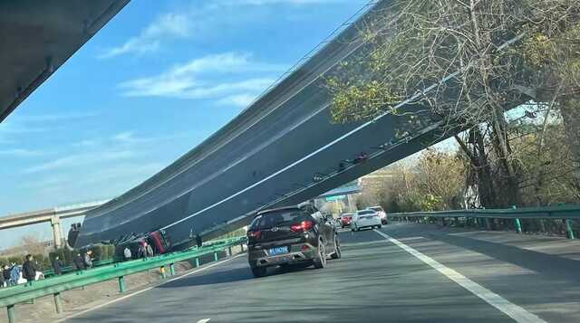 В Китае обрушился пролет автострады, погибли 4 человека, еще 8 пострадали