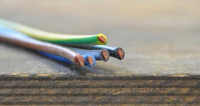 На Днепропетровщине мужчину ударило током, когда он прокладывал Интернет