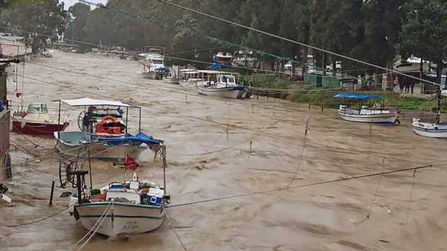 На юге Турции ливень разрушил мосты и затопил дома