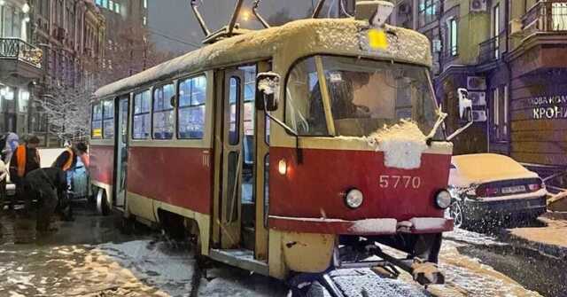 В Киеве из-за снегопада сошедший с рельсов трамвай протаранил авто