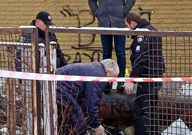 В Днепре возле школы обнаружили тела двух мужчин