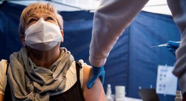 Защитит ли бустерная прививка от «Омикрона»? — Deutsche Welle