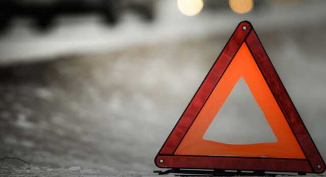 В Днепре Subaru сбил людей и протащил по остановке