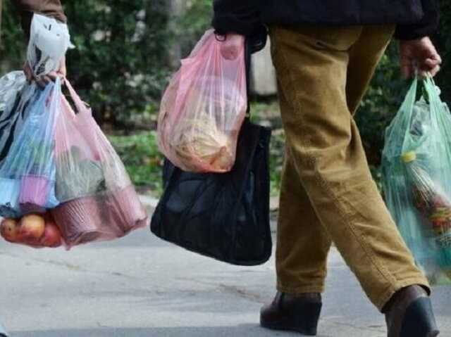 Платные пакеты в украинских супермаркетах добавили работы кассирам