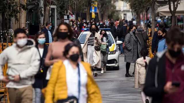 Испания возвращает к Рождеству масочный режим на улице