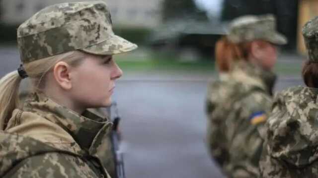 Украинкам дали год, чтобы стать на военный учет