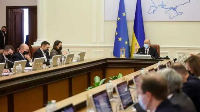 Кабмин освободил желающих остаться на второй срок топ-чиновников от повторного конкурса