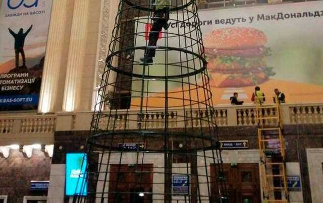 После открытого дела. На Центральном вокзале Киева начали установку елки