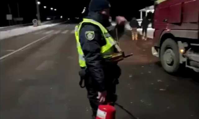 На Херсонщине патрульные оперативно потушили горящий грузовик