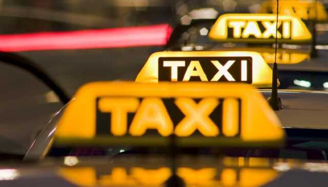 Перед праздниками в заснеженной столице резко взлетели цены на такси