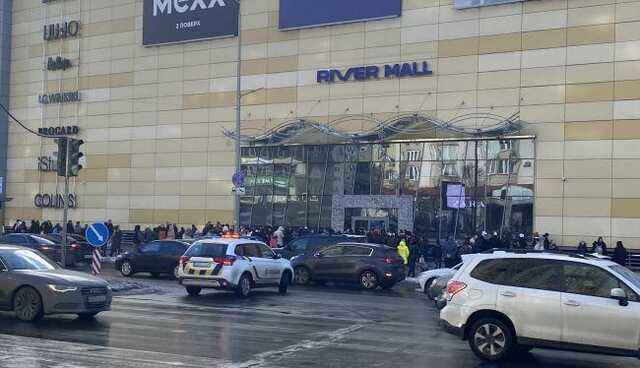 В Киеве эвакуируют людей из ТРЦ River Mall