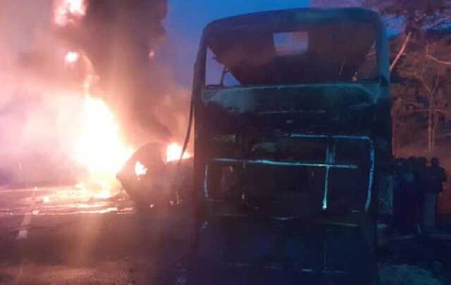 В Зимбабве автобус с пассажирами сгорел после столкновения с бензовозом