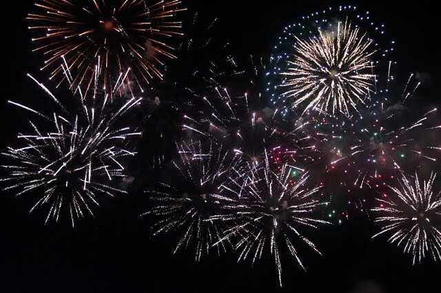 В Луганске оккупанты запустили праздничный салют: снаряды упали прямо в толпу людей