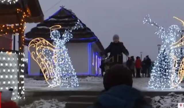 На Тернопольщине село украсили 9-километровой гирляндой