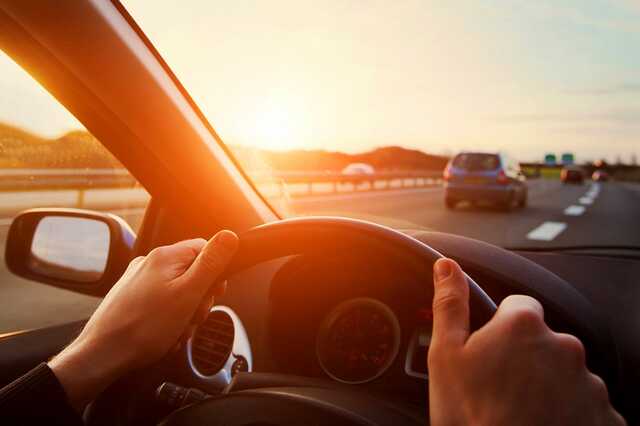 Под Киевом водитель BMW дважды нарушил ПДД на переезде