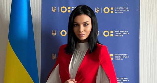 Появились новые откровенные фото помощницы замминистра образования Кристины Тишкун