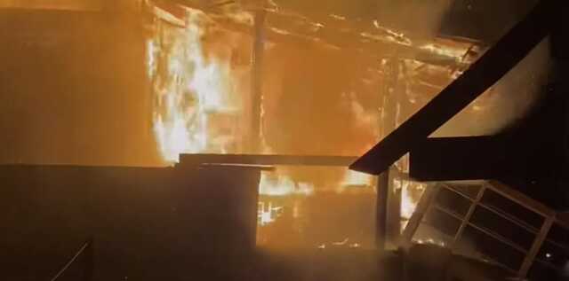 В Киеве произошел масштабный пожар в дебаркадере