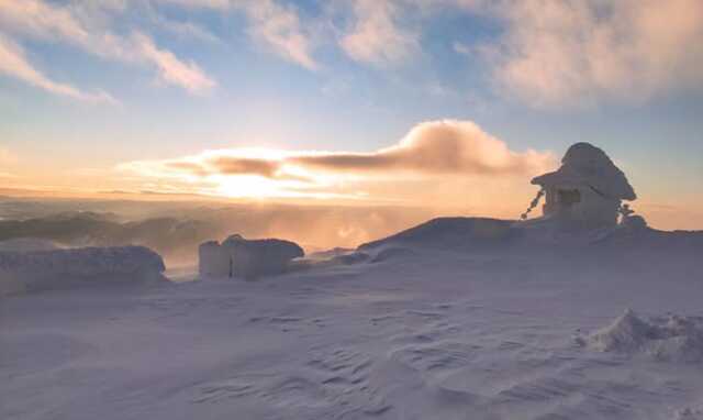 В Карпатах насыпало до двух метров снега