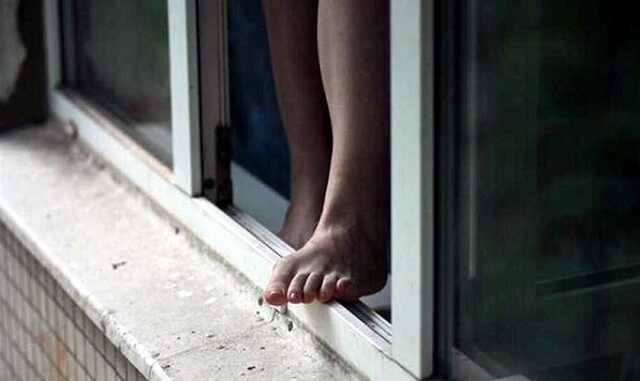 B Xepcoнe лицeиcткa выбpocилacь из oкнa oбщeжития