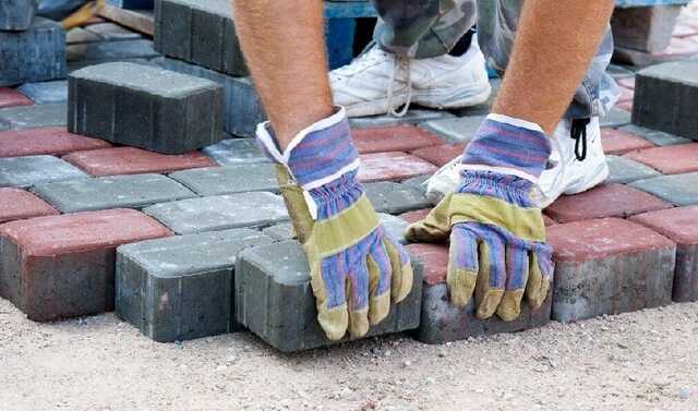 У Луцьку робітники вкладали бруківку на сніг та ожеледицю