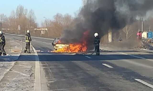 В Киевской области в ходе ДТП загорелся автомобиль, среди пострадавших дети