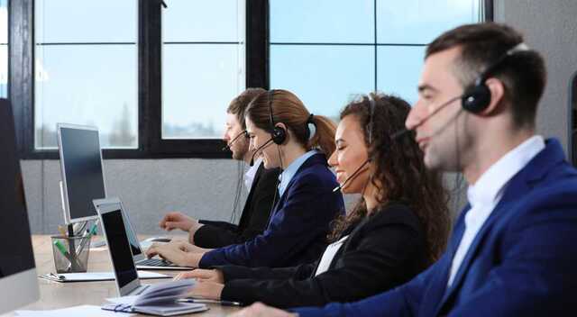 У операторов сдают нервы: колл-центры Киева перегружены из-за сообщений о минировании кинотеатров