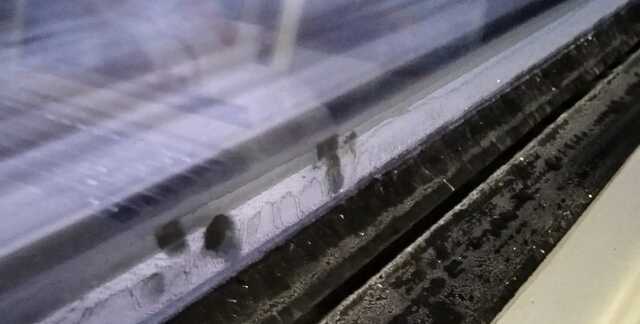 Спасибо, хоть крыша есть: пассажирка "УЗ" показала иней на окнах