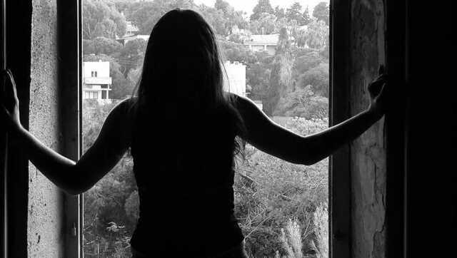 Выпала с 9 этажа: в Одессе с крыши магазина сняли тело женщины